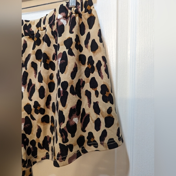 Stretch Leopard Shorts - Picture 4 of 5